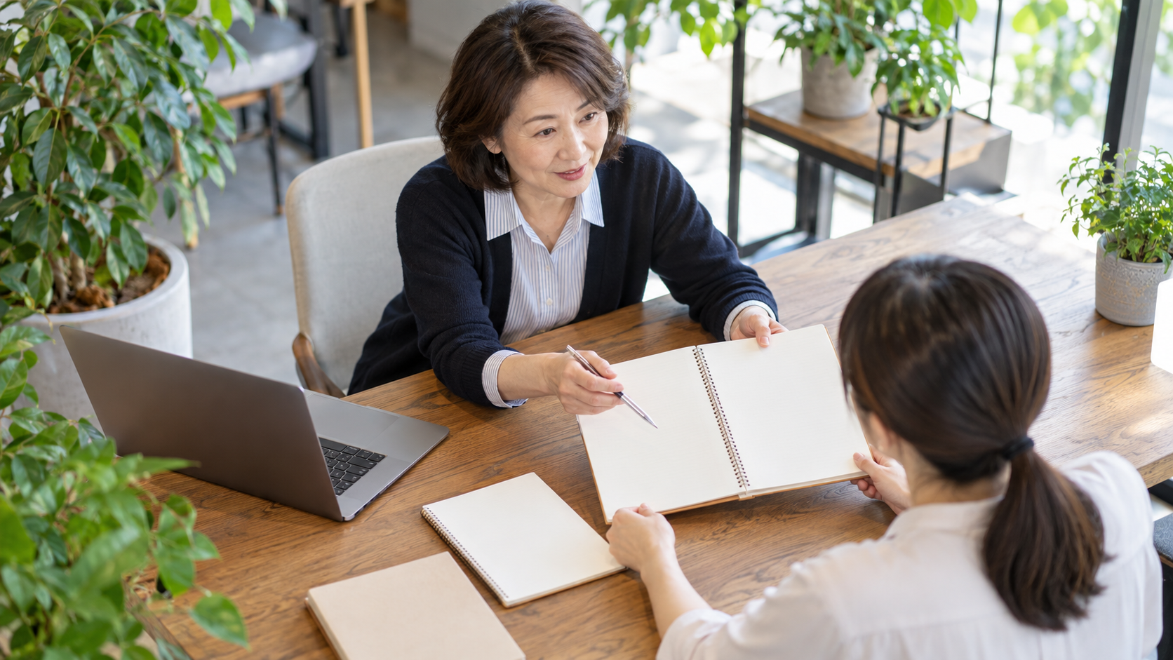 業務の引き継ぎとは？属人化を減らす資料と確認の進め方を相談・確認するイメージ