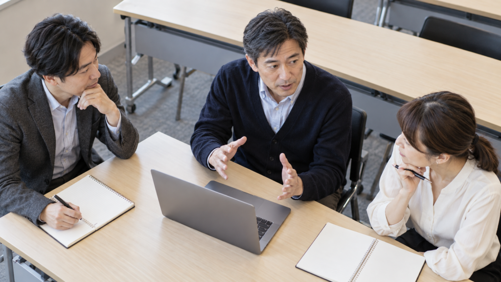 企業の情報発信で出典を示すには？資料・数値・更新日の整理を確認する説明用イメージ