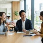 働き方について話し合う日本人のビジネスパーソン