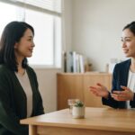 健康について相談する日本人の女性と医療スタッフ